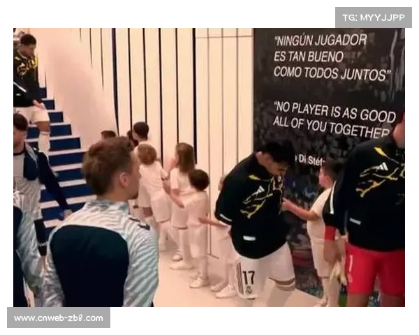 小球迷场边成功接住界外球，获球员击掌鼓励